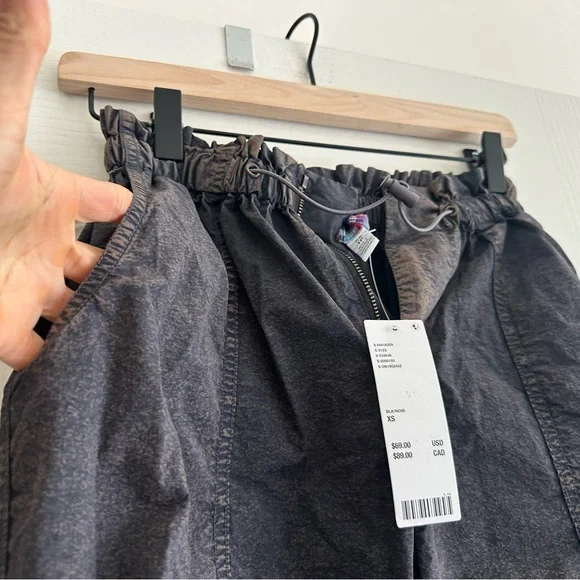 NWT Urban Outfitters Sloan Nylon Balloon Pants. Size: XS. Excellent condition - Picture 13 of 14